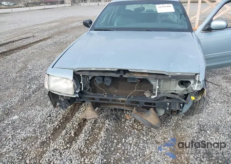 2002 Ford Crown Victoria Lx z USA, uszkodzony, nr VIN 2FAFP74WX2X158353